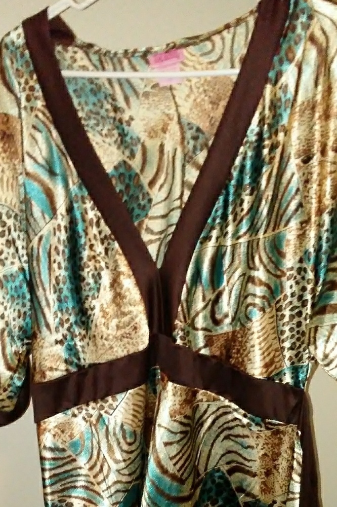 Beautiful tunic or could be paired with leggings